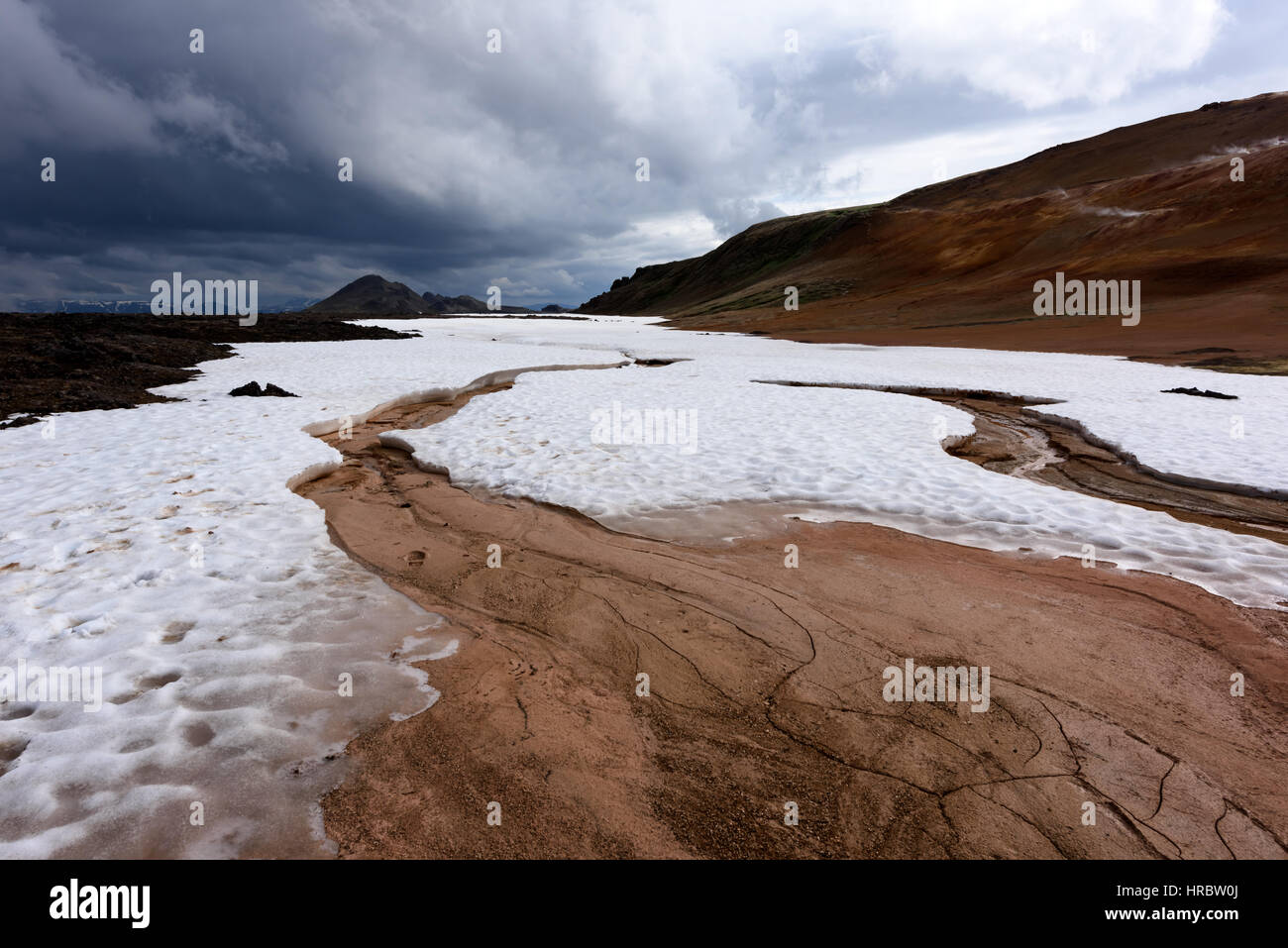 La vallée géothermique Leirhnjukur, près du volcan Krafla, l'Islande, l'Europe. Banque D'Images