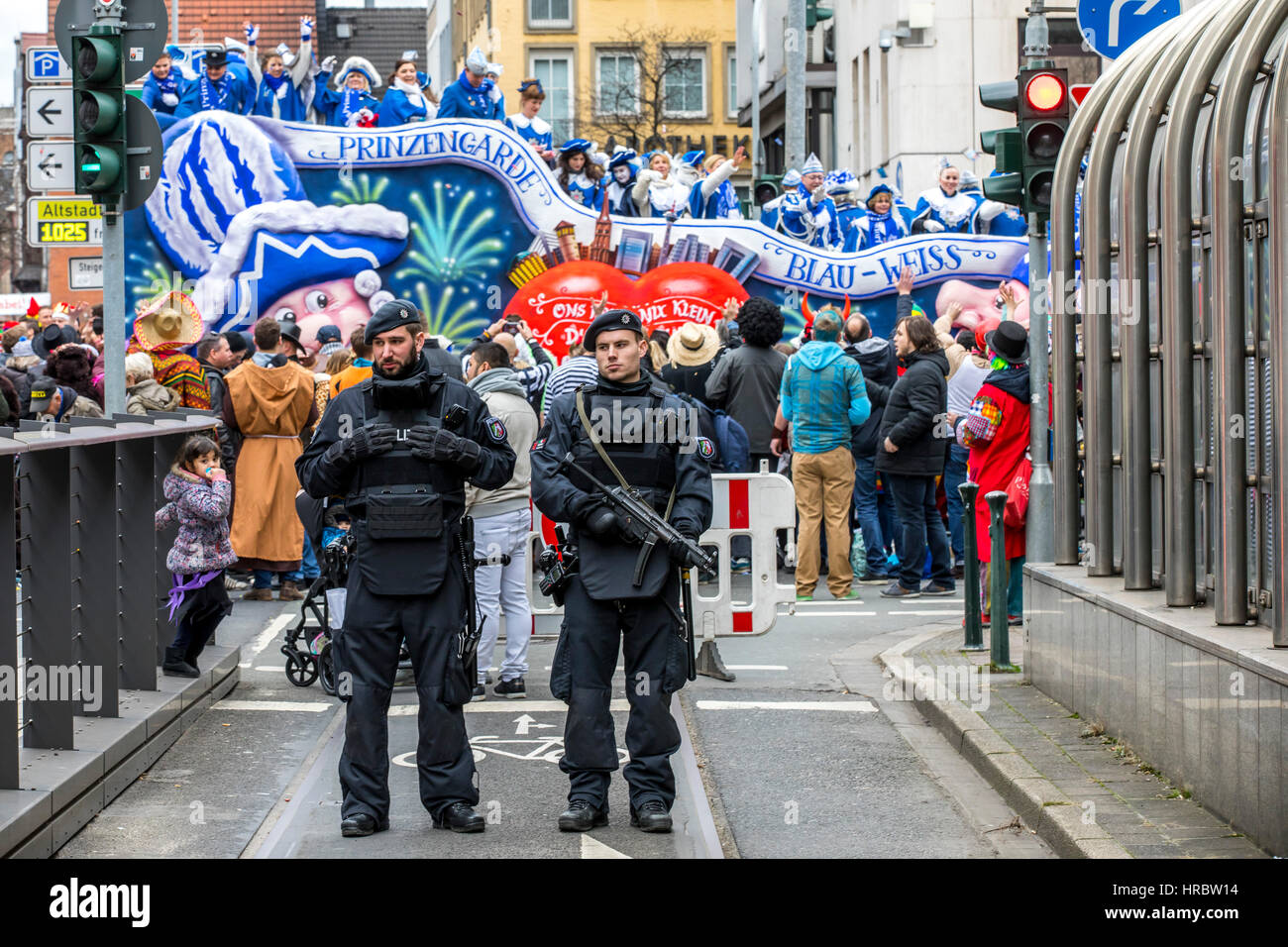 Défilé de carnaval allemand à Düsseldorf, les officiers de police fixent la parade, bloquant les routes avec les camions, contre des attaques terroristes avec des véhicules équipés, Banque D'Images