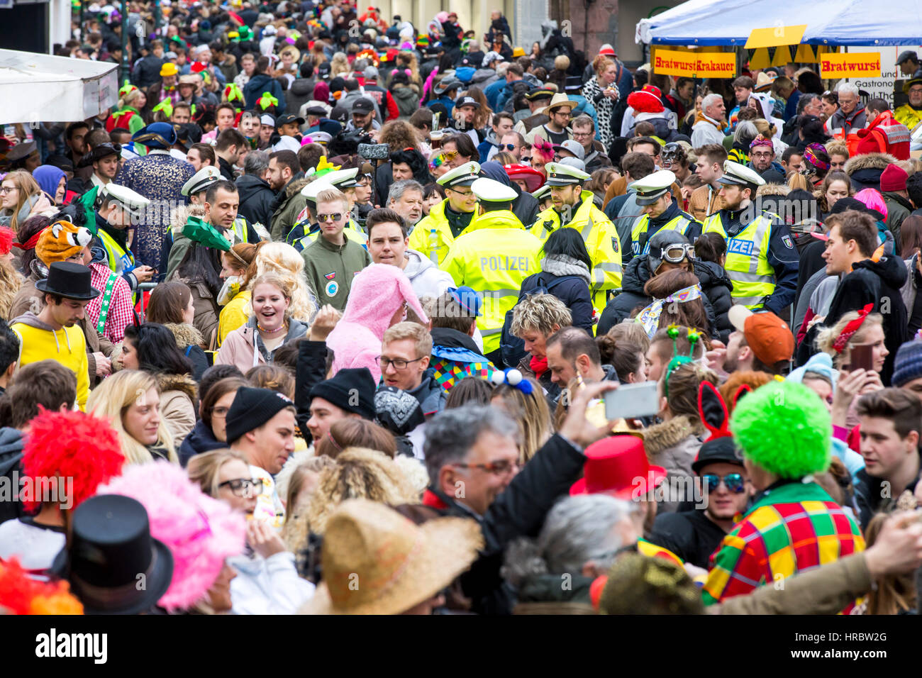 Défilé de carnaval allemand à DŸsseldorf, policiers fixent la parade, Banque D'Images