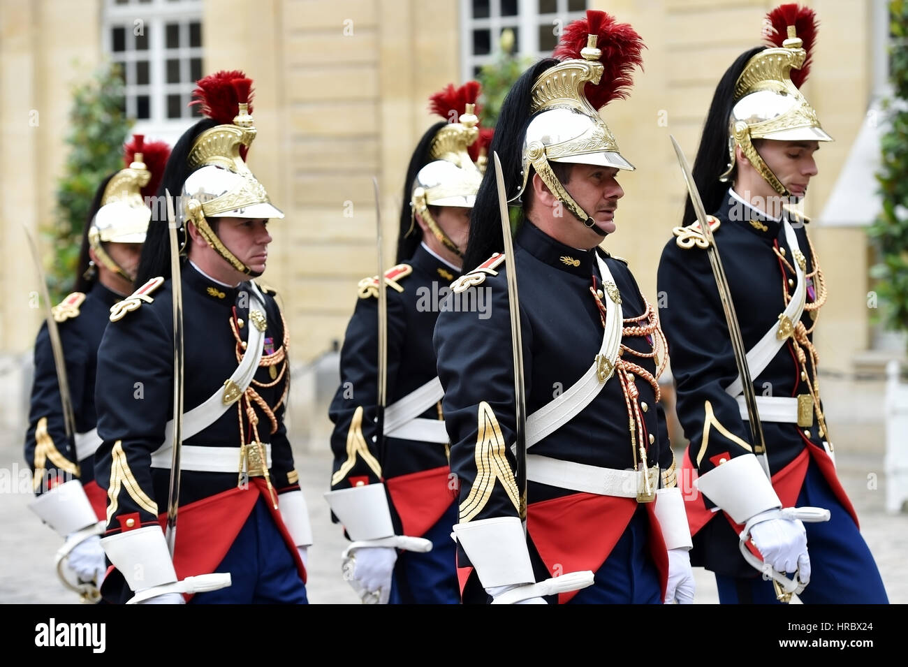 PARIS, FRANCE - Le 10 juin : l'Hôtel Matignon Garde républicaine d'honneur au cours d'une cérémonie d'accueil le 10 juin 2016 à Paris. Matignon est le fonctionnaire resid Banque D'Images