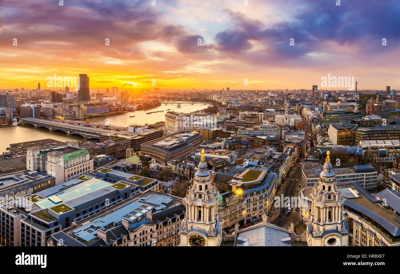 Londres, UK - magnifique coucher de soleil sur le centre de Londres avec des sites célèbres, tourné à partir du haut de la Cathédrale St Paul Banque D'Images