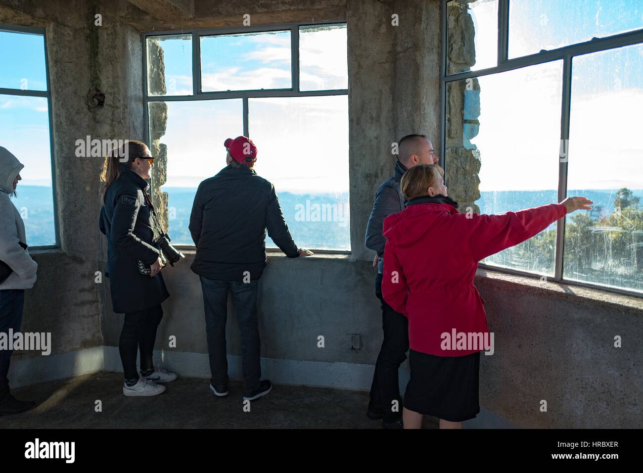 Les touristes voir la région de la baie de San Francisco à partir de la tour de guet au sommet du mont Diablo, Walnut Creek, Californie, le 3 décembre 2016. Banque D'Images