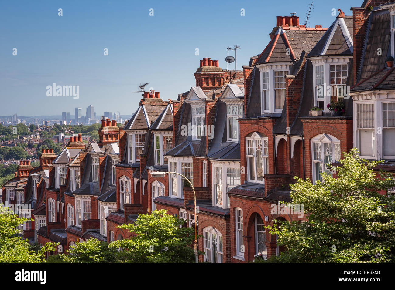 Des maisons de brique de Muswell Hill et panorama de Londres avec les gratte-ciel de l'arrière-plan à Canary Wharf, London, UK Banque D'Images