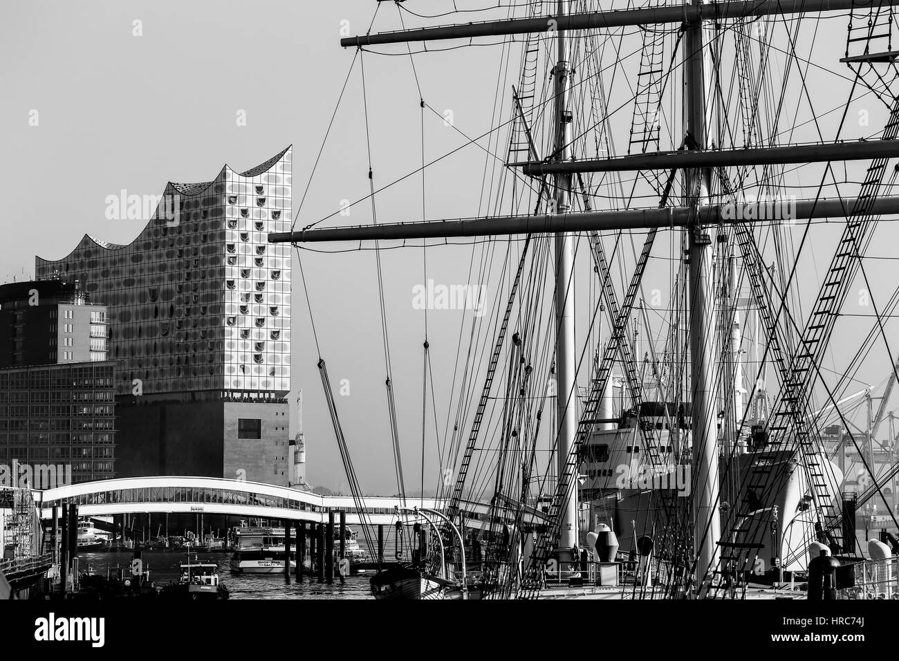 Hambourg, Allemagne - Février 15, 2017 : les navires historiques et la salle de concerts moderne dans l'Elbphilharmonie Hafencity, partie du port. La photo est m Banque D'Images