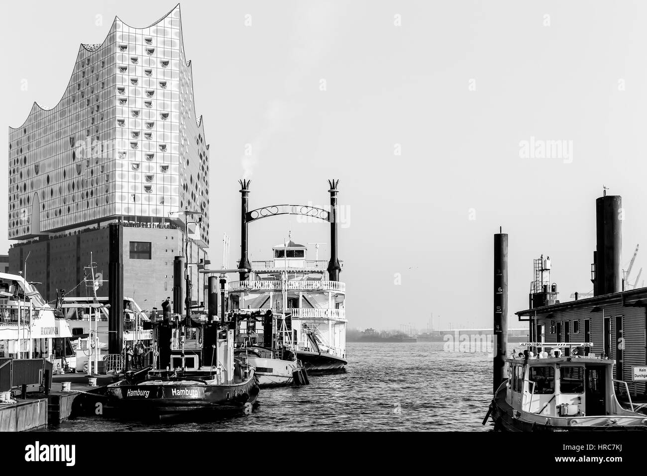 Hambourg, Allemagne - Février 15, 2017 : La salle de concert Elbphilharmonie dans la Hafencity, partie du port, avec de petits bateaux dans l'avant. La photo Banque D'Images