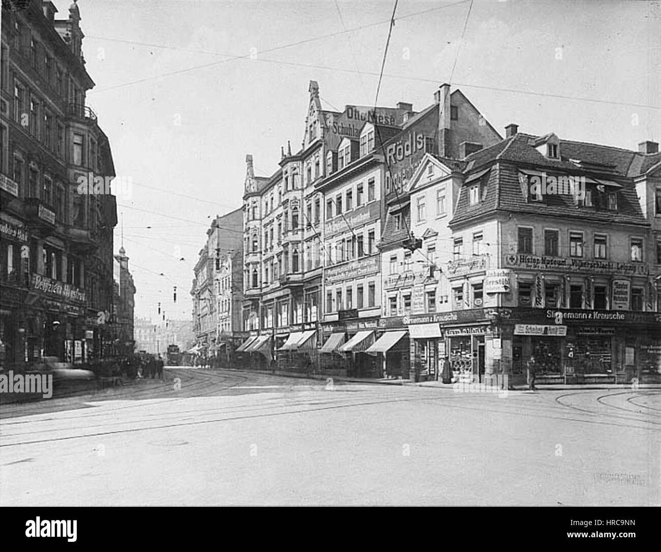 'Roedls Drogenhaus Leipzig' est une publicité historique de pharmacie de Leipzig, mettant en valeur la conception architecturale et la culture commerciale de la période à la fin du XIXe siècle. Banque D'Images
