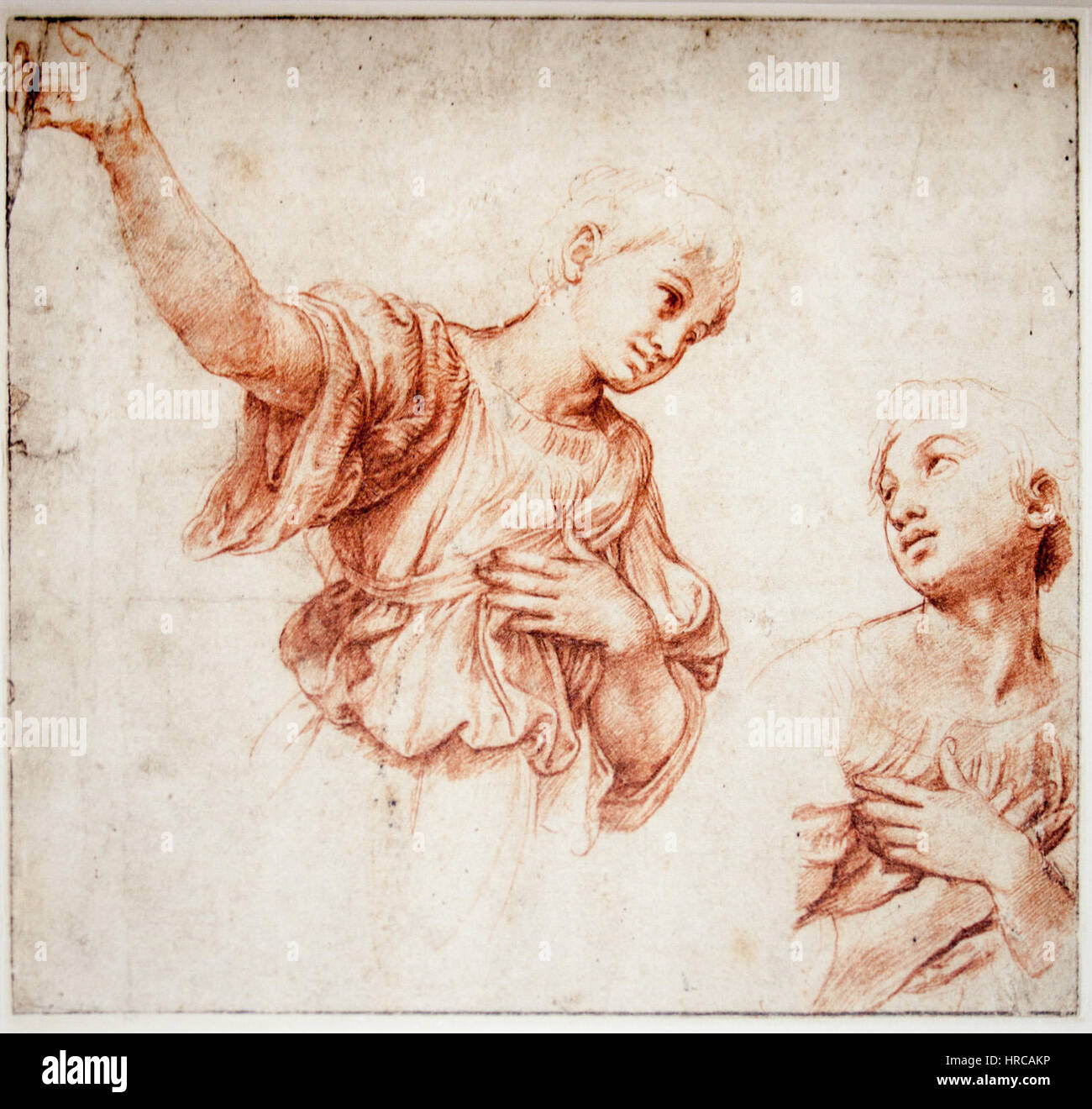 'Study for Two Angels' de Raphael Sanzio est un dessin préparatoire mettant en vedette deux anges dans une pose dynamique. L'œuvre met en évidence la maîtrise de Sanzio dans la capture du mouvement et de l'émotion à travers des techniques délicates de croquis. Banque D'Images