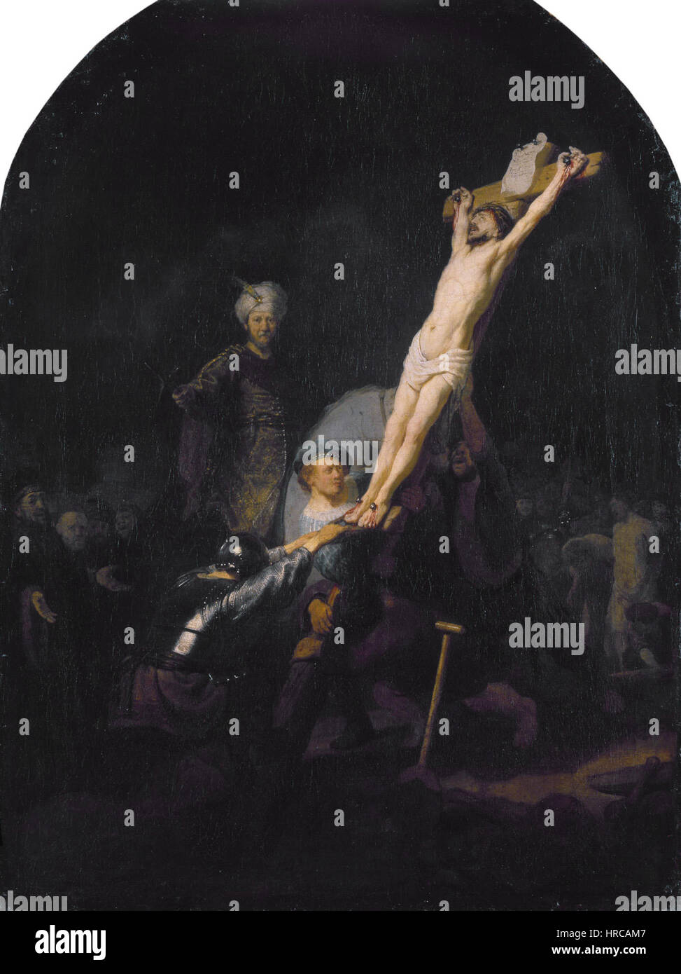 Le « soulèvement de la Croix » de Rembrandt est une représentation puissante de la crucifixion du Christ. La peinture capture l'intensité et l'émotion de la scène, avec des figures détaillées et des contrastes de lumière dramatiques. L’utilisation magistrale de la lumière et de l’ombre par Rembrandt ajoute à la profondeur émotionnelle du moment, soulignant la souffrance humaine et le sacrifice divin au cœur du récit chrétien. Banque D'Images