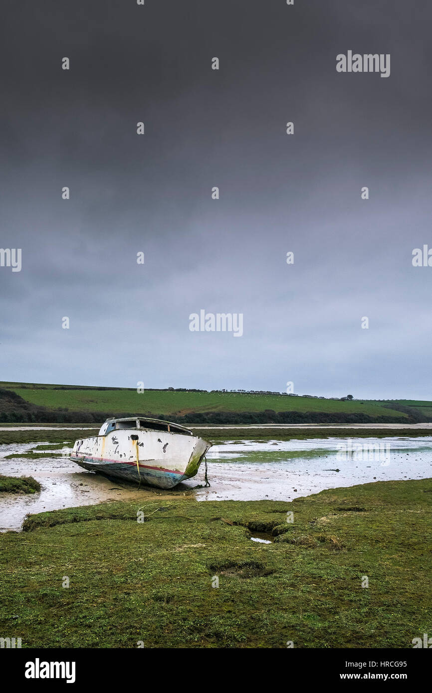Bateau abandonné reste sombre couvert Estuaire Gannel échoués jour Newquay Cornwall UK weather Banque D'Images