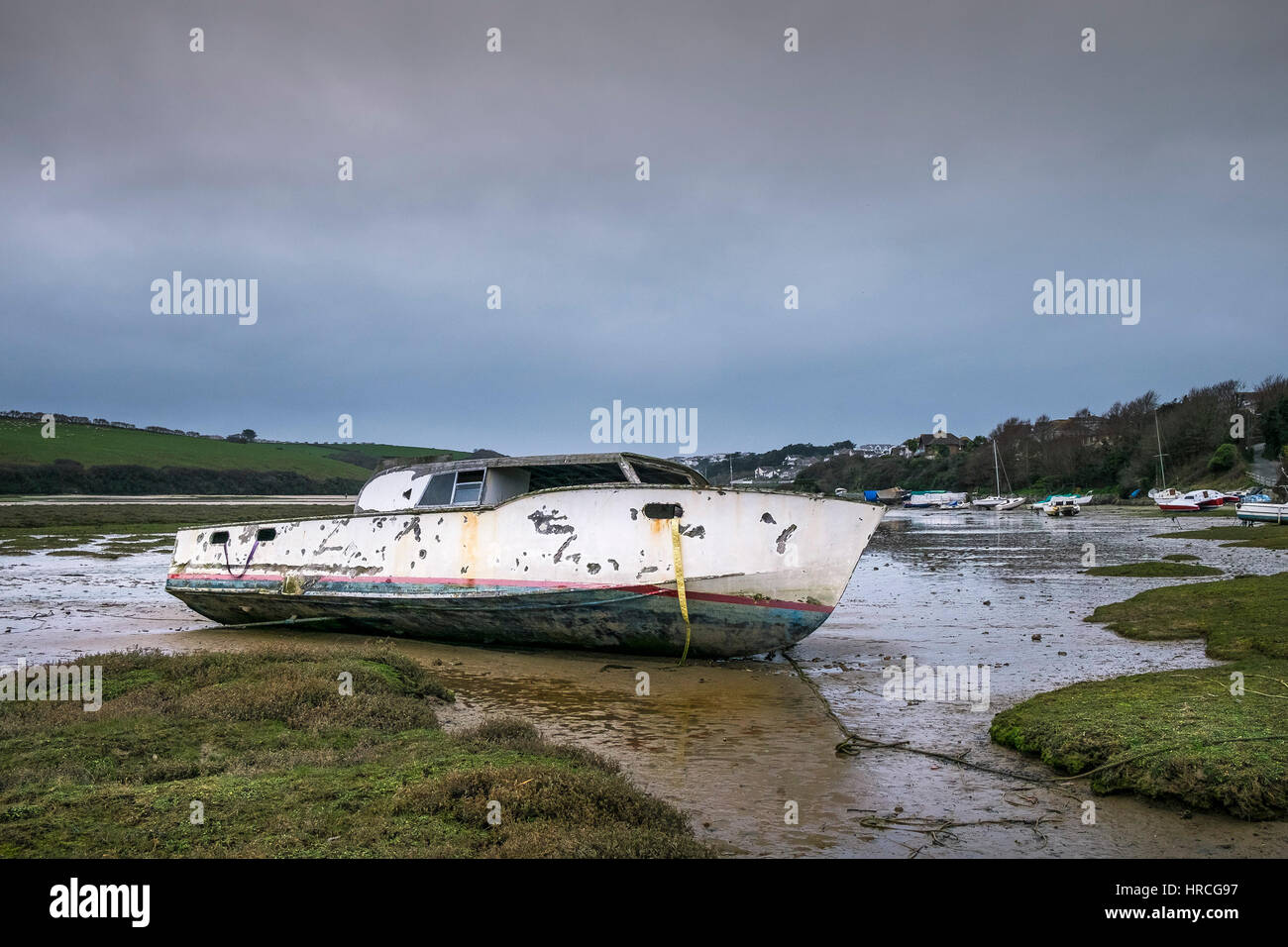 Bateau abandonné reste sombre couvert Estuaire Gannel échoués jour Newquay Cornwall UK weather Banque D'Images