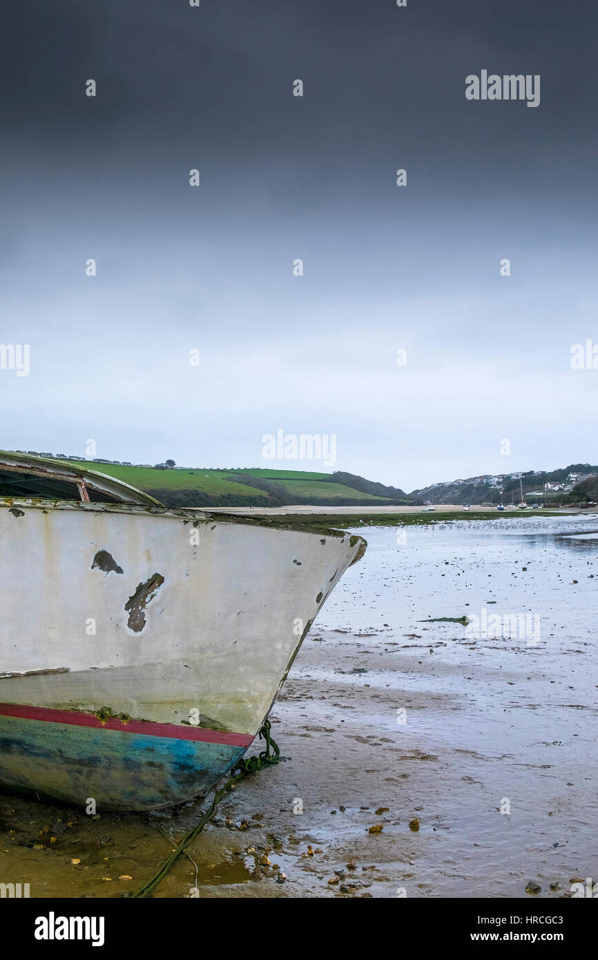 Bateau échoué sur la proue reste abandonné l'estuaire Gannel couvert sombre jour Newquay Cornwall UK weather Banque D'Images