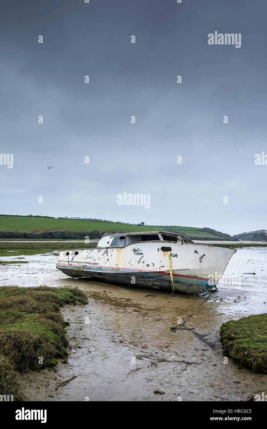 Bateau abandonné reste sombre couvert Estuaire Gannel échoués jour Newquay Cornwall UK weather Banque D'Images