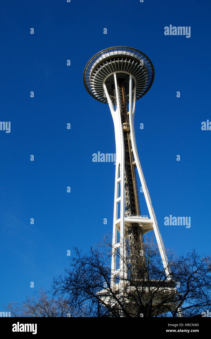 SEATTLE, Washington, USA - JAN 23rd, 2017 : Space Needle contre un ciel bleu clair, vu de la terre Banque D'Images