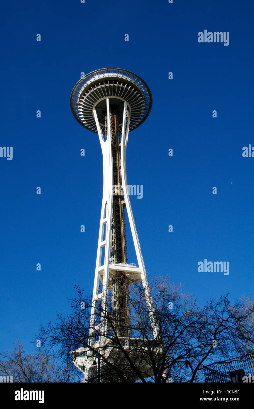 SEATTLE, Washington, USA - JAN 23rd, 2017 : Space Needle contre un ciel bleu clair, vu de la terre Banque D'Images