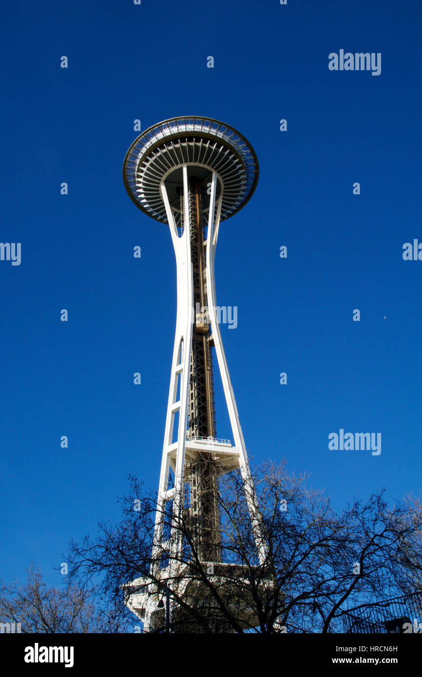 SEATTLE, Washington, USA - JAN 23rd, 2017 : Space Needle contre un ciel bleu clair, vu de la terre Banque D'Images