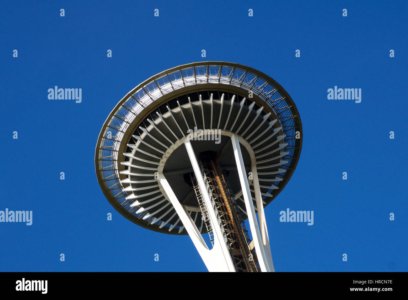 SEATTLE, Washington, USA - JAN 23rd, 2017 : Space Needle contre un ciel bleu clair, vu de la terre Banque D'Images