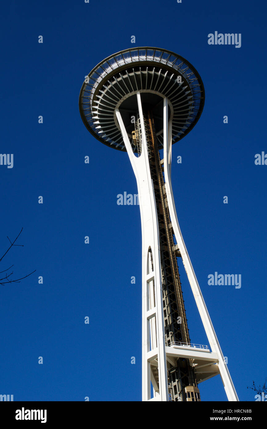 SEATTLE, Washington, USA - JAN 23rd, 2017 : Space Needle contre un ciel bleu clair, vu de la terre Banque D'Images