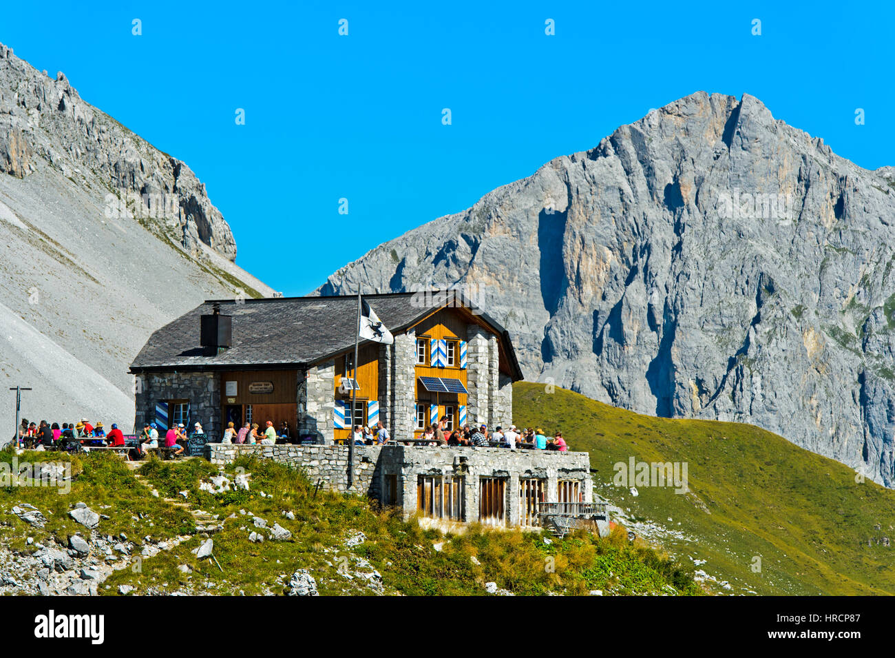 Refuge de montagne, Carschinahütte Wiss pointe Platte derrière, Rätikon, St. Antönien, Prättigau, Grisons, Grisons, Suisse Banque D'Images