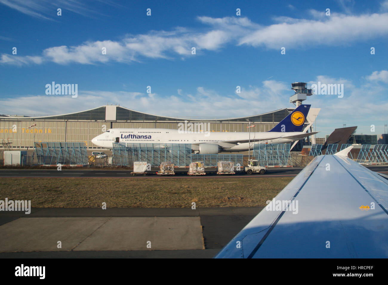 Francfort, Allemagne - JAN 20th, 2017 : Boeing 747-8 de Lufthansa parqué sur en face de Lufthansa Technik maintenance hanger. Lufthansa est une compagnie aérienne allemande et aussi la plus grande compagnie aérienne en Europe Banque D'Images