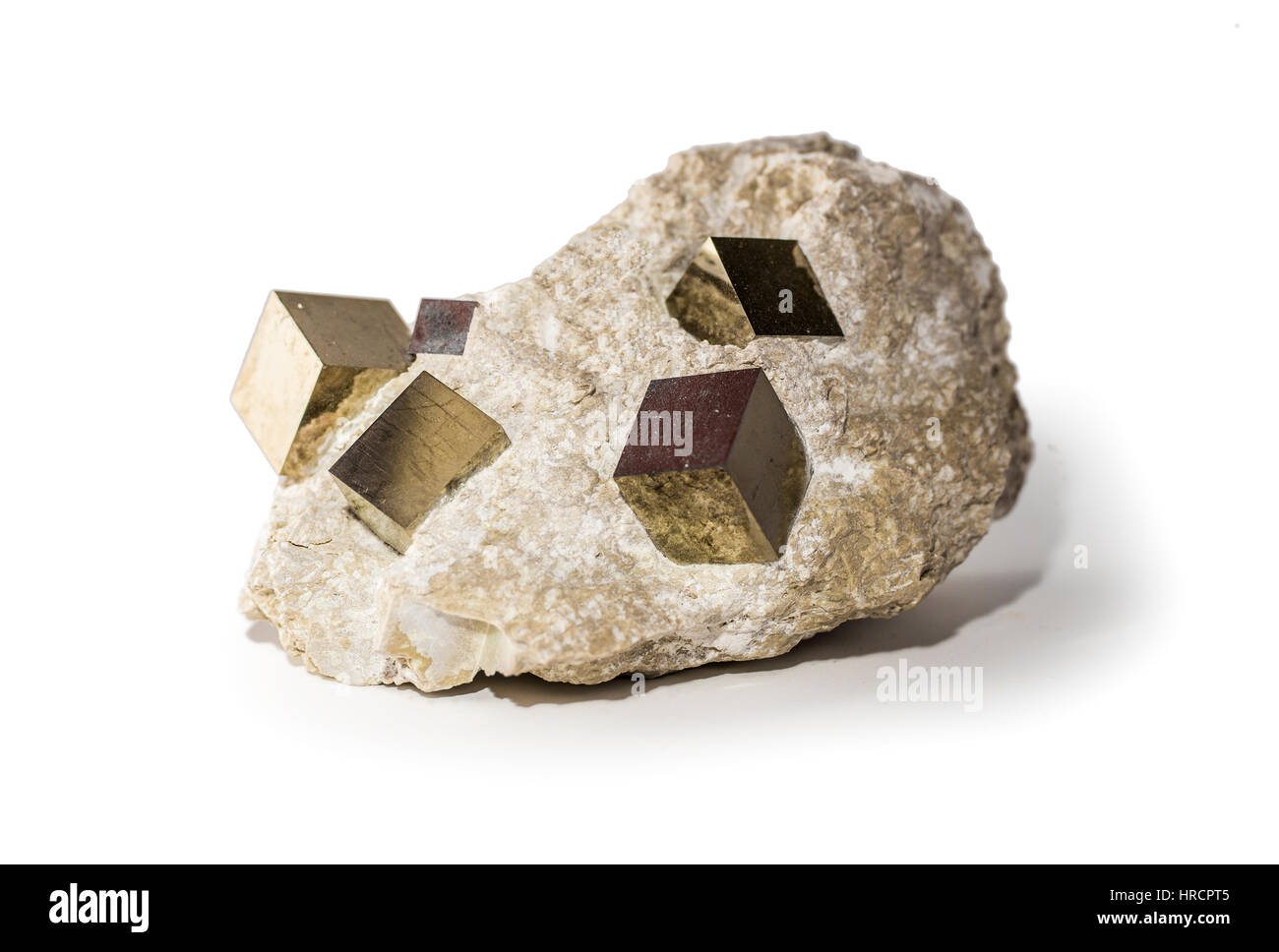 Pyrite ou l'or des fous des cristaux en pierre placé sur fond blanc. Studio shot horizontale. Banque D'Images