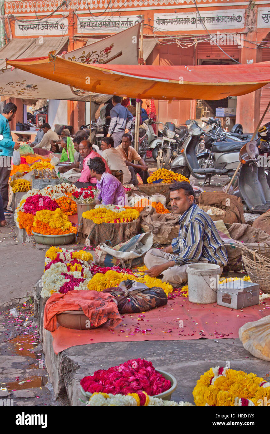 Commerçants vendant des guirlandes de fleurs et les pétales de fidèles dans un temple hindou de la Tripolia Bazaar district de Jaipur au Rajasthan, Inde Banque D'Images