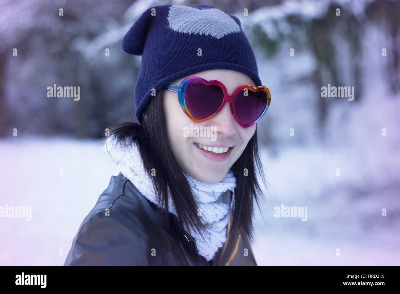 Belle jeune femme sourit dans son cœur en plein air lunettes de soleil forme fashion portrait. / Matériel pour la Saint-Valentin / belle jeune femme sourit dans Banque D'Images