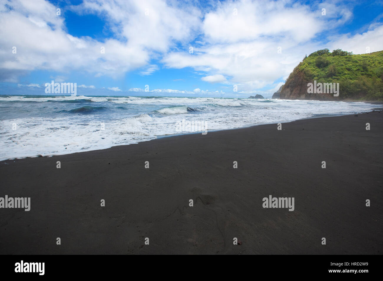 Plage de sable noir, la plage de Pololu, Kohala Nord, Big Island, Hawaii Banque D'Images