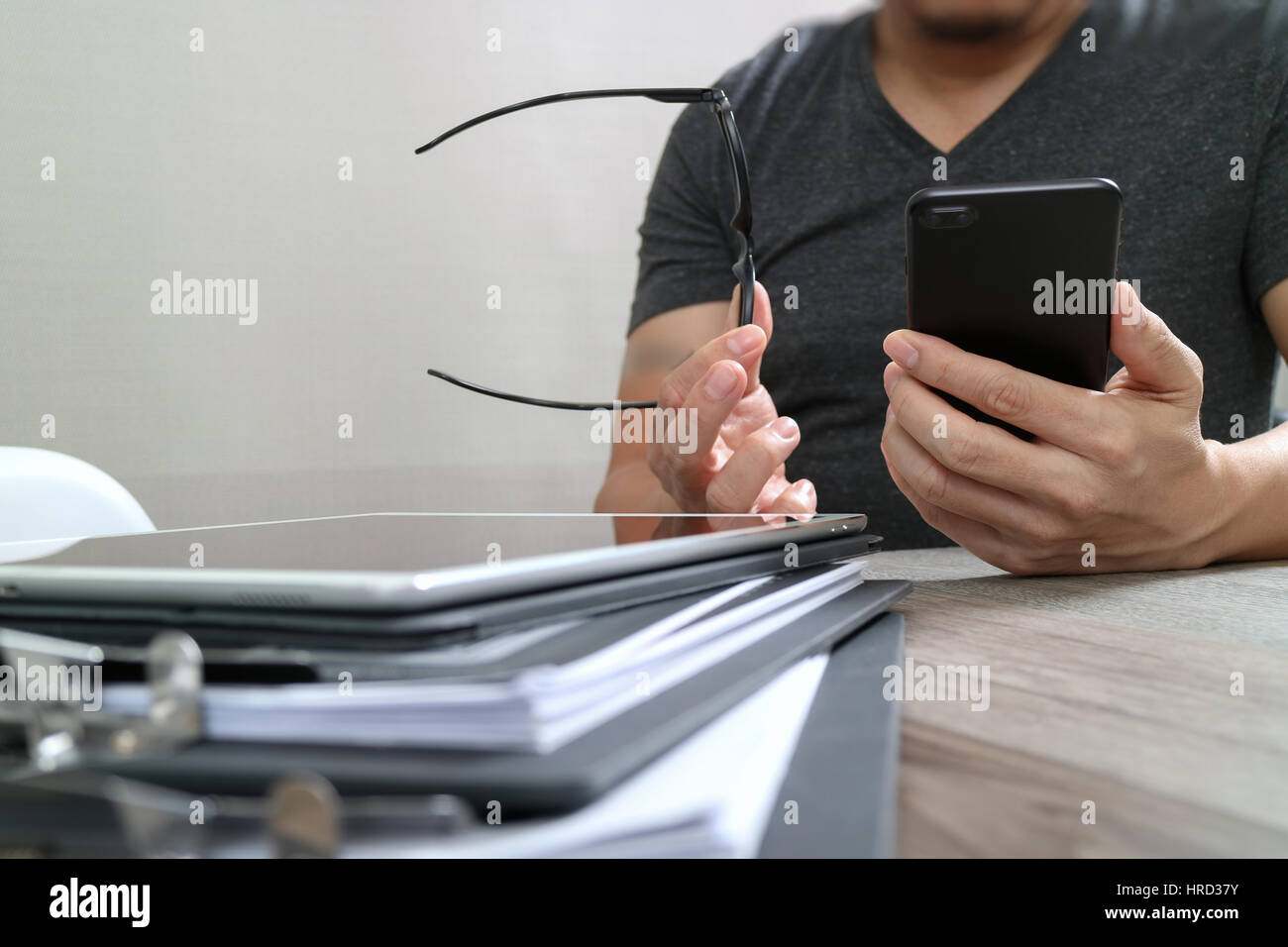 Businessman hand en utilisant les paiements mobiles,vente en ligne,canal omni dans moderne bureau bureau en bois,icônes interface graphique à l'écran, les lunettes Banque D'Images