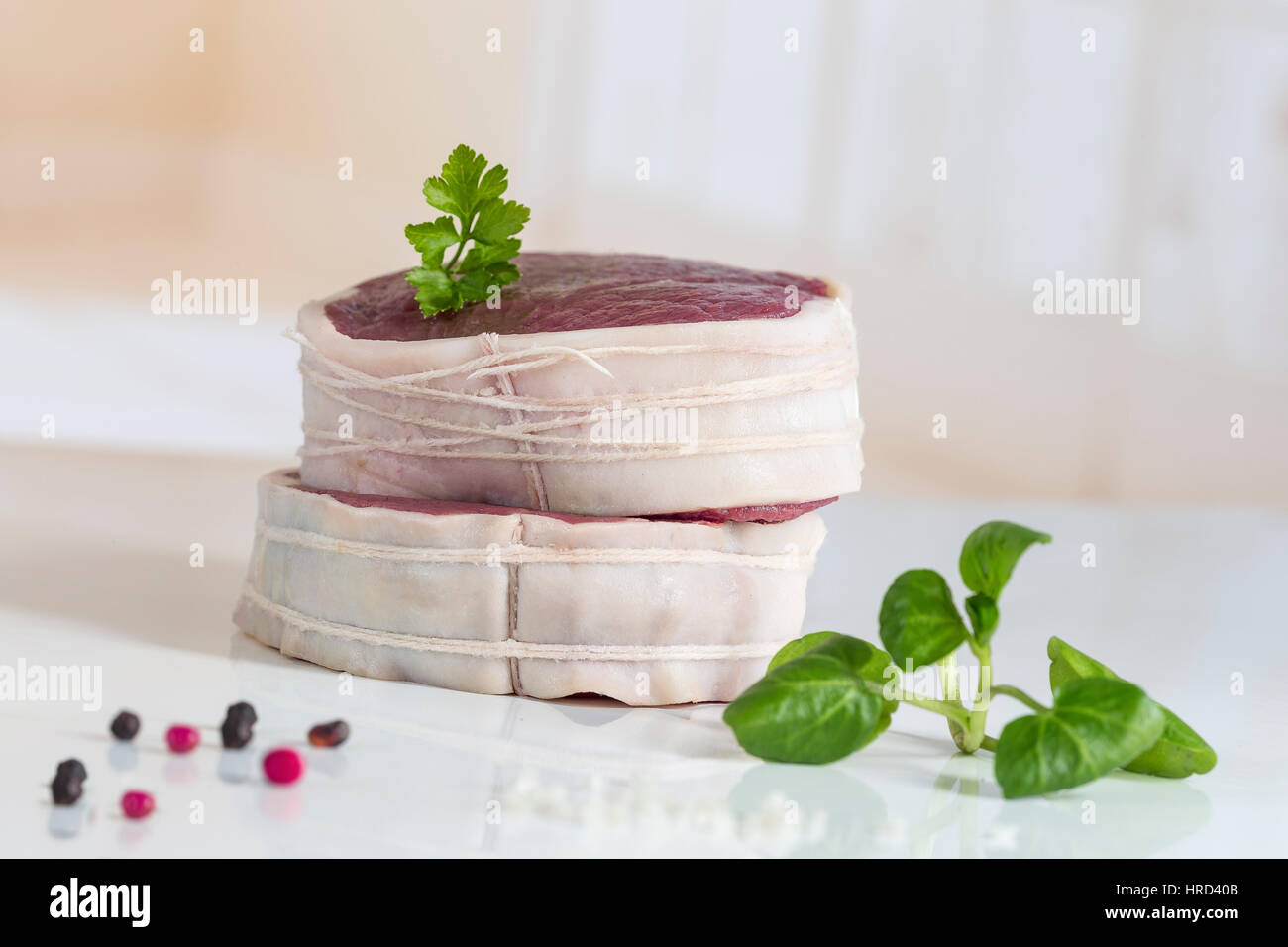 Les Tournedos : un petit tour d'épaisseur coupé d'un filet de boeuf blanc Banque D'Images