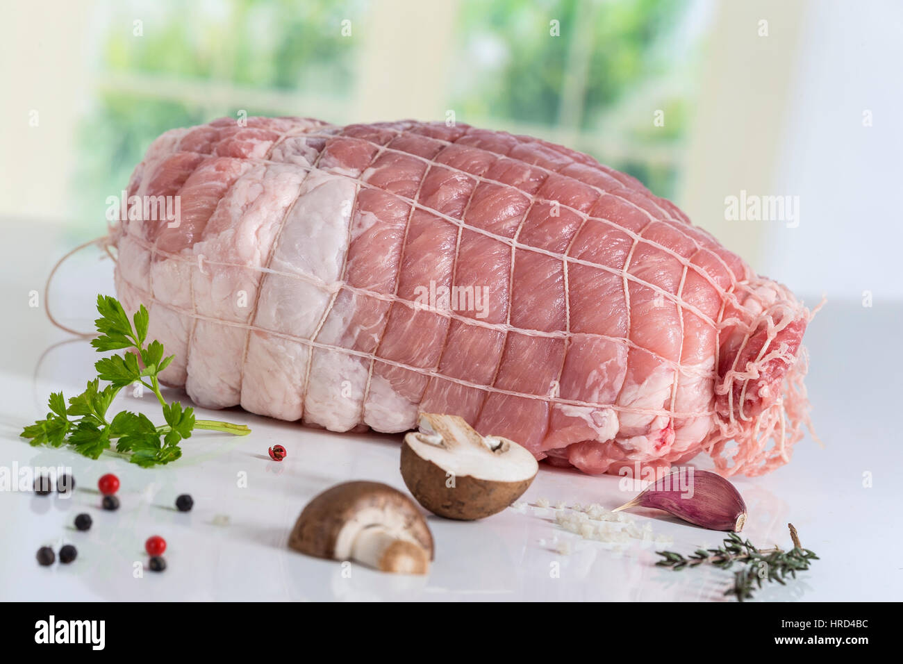 Épaule de porc désossée, prêt à cuire sur fond blanc Photo Stock Alamy