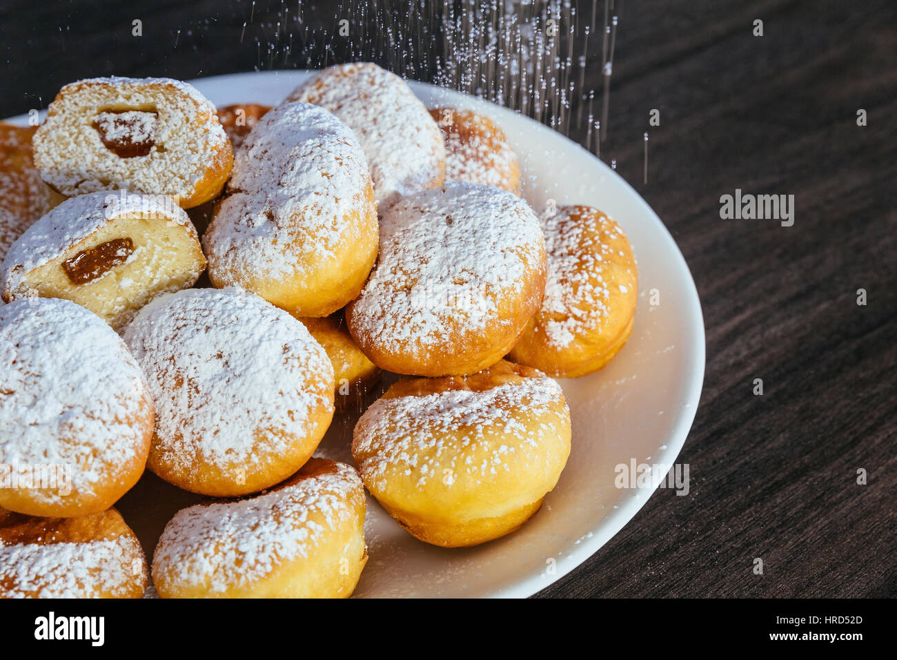 Tas de confiture rempli bismarck donuts on white plate Banque D'Images