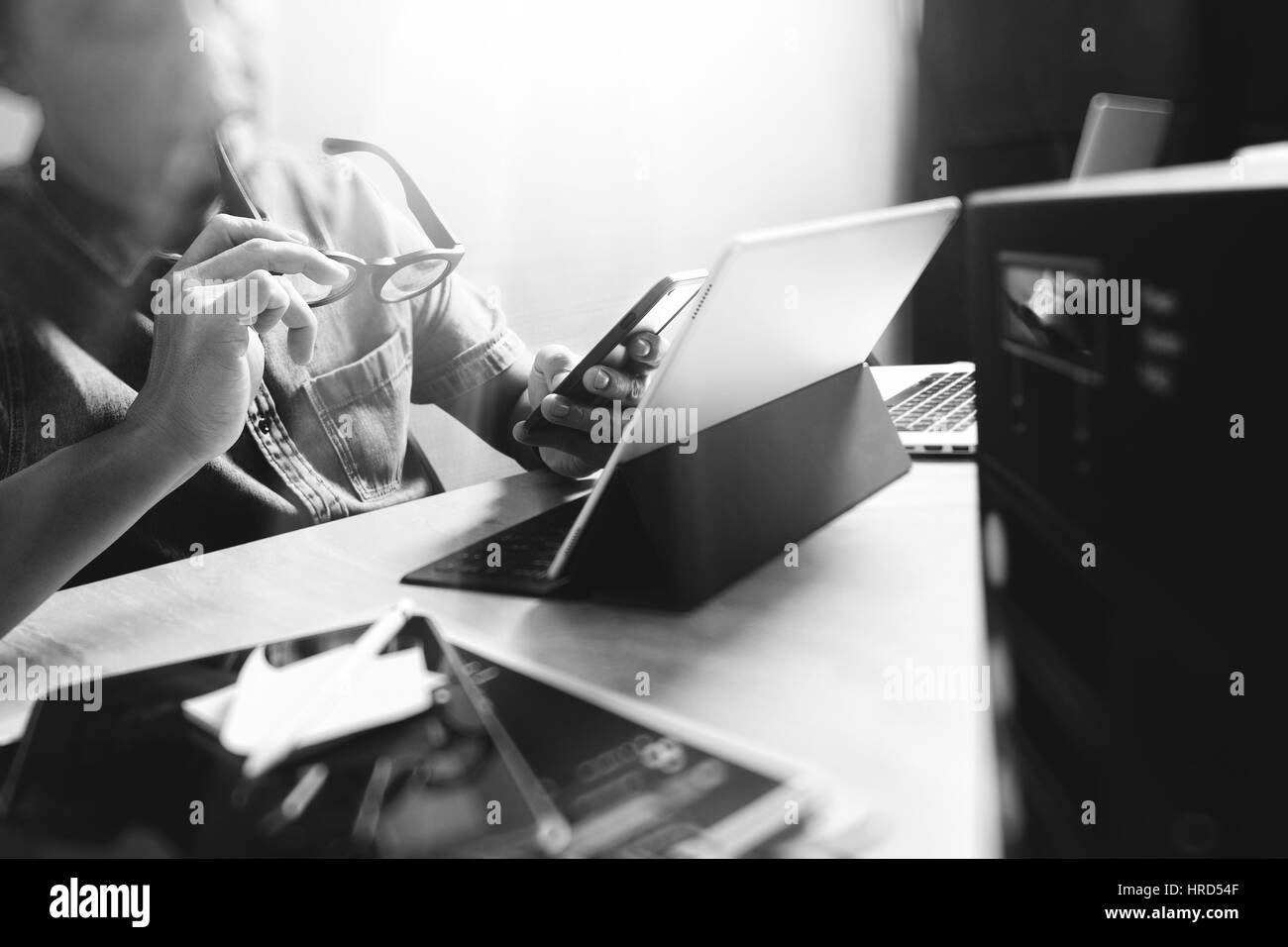 Concepteur de site web et l'ordinateur tablette numérique de travail avec ordinateur portable et tablette numérique design numérique schéma sur un bureau en bois et serveur compact,black whi Banque D'Images