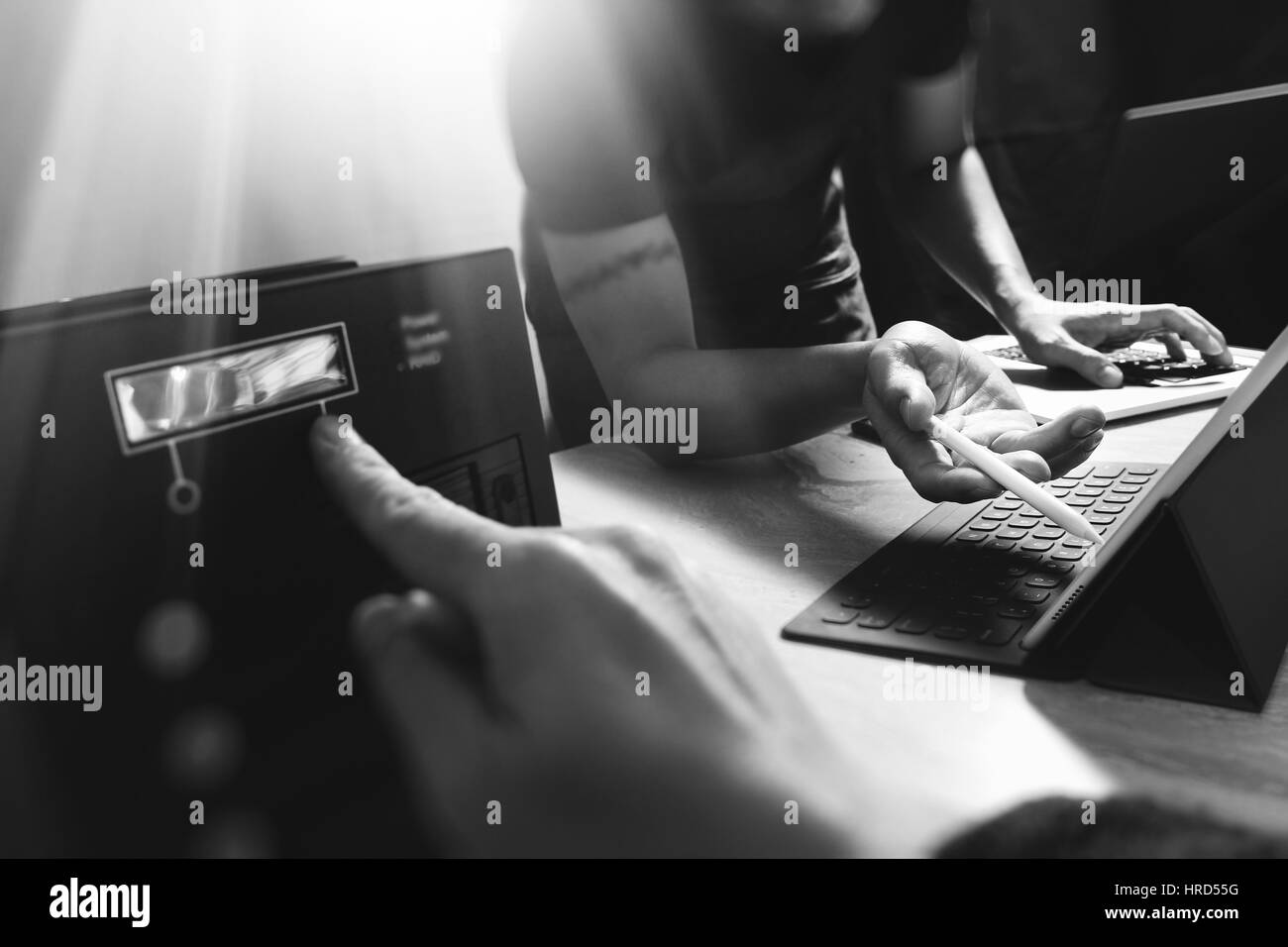 L'équipe de programmation de démarrage. Website designer numérique de travail Tablet Dock clavier et l'ordinateur portable avec téléphone intelligent et compact serveur sur mable 24, Banque D'Images