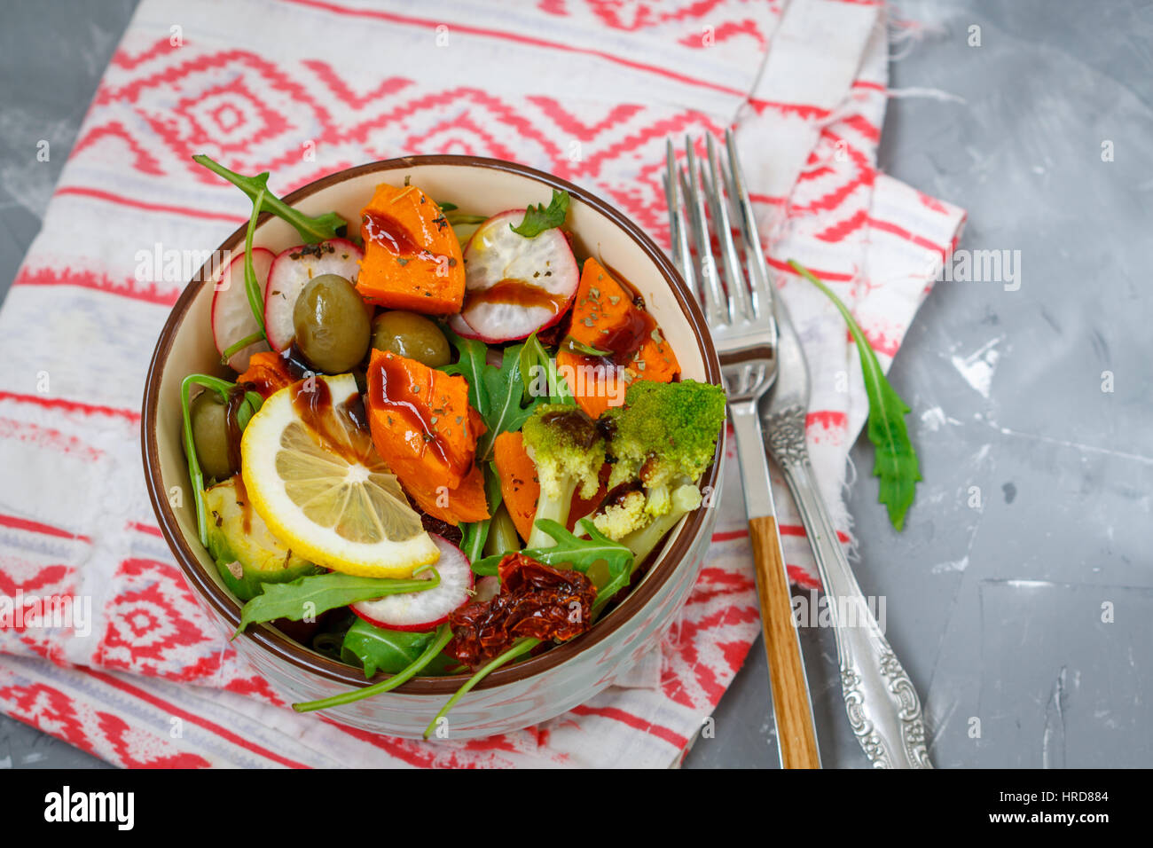 La patate douce à la vapeur, le brocoli et autres légumes dans le bol à salade. L'amour pour une saine nourriture vegan concept Banque D'Images