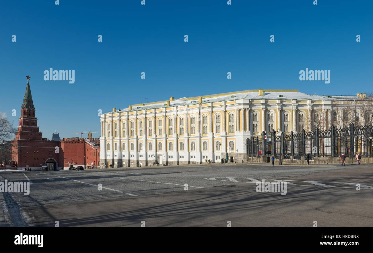 Vue de la Chambre et le Manège militaire de la tour Borovitskaya Kremlin, l'immeuble a été construit en 1851 Banque D'Images Vue de la Chambre et le Manège militaire de la tour Borovitskaya Kremlin, l'immeuble a été construit en 1851 Banque D'Images