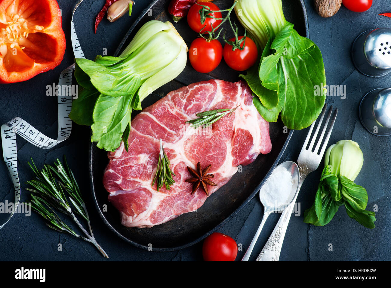 La viande crue avec des épices et des légumes frais Banque D'Images