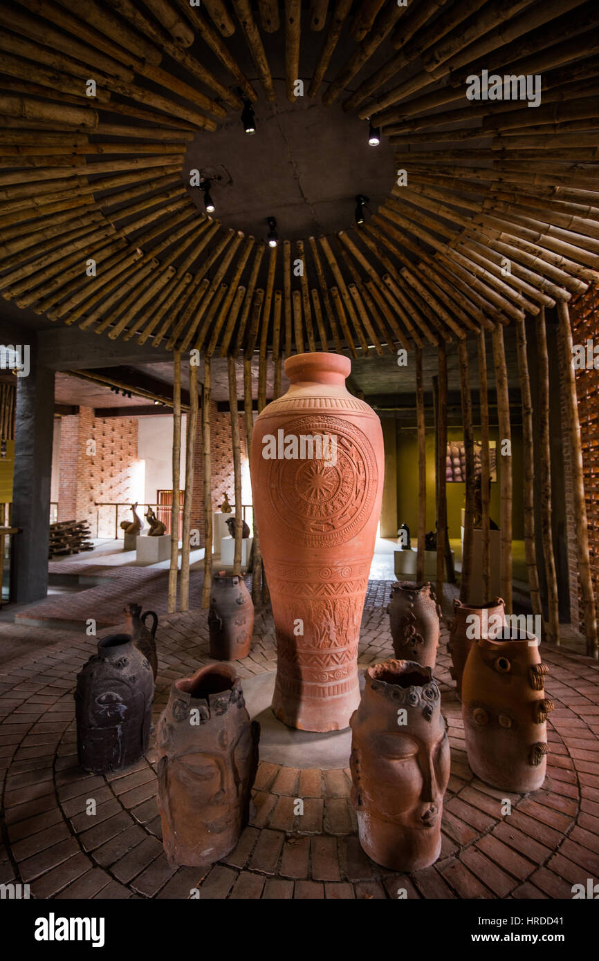 Village de poterie de Thanh Ha a longtemps été célèbre pour ses poteries, briques et tuiles en particulier le Ying et Yang 600x600 vu sur les toits de Shanghai. Terracot Banque D'Images