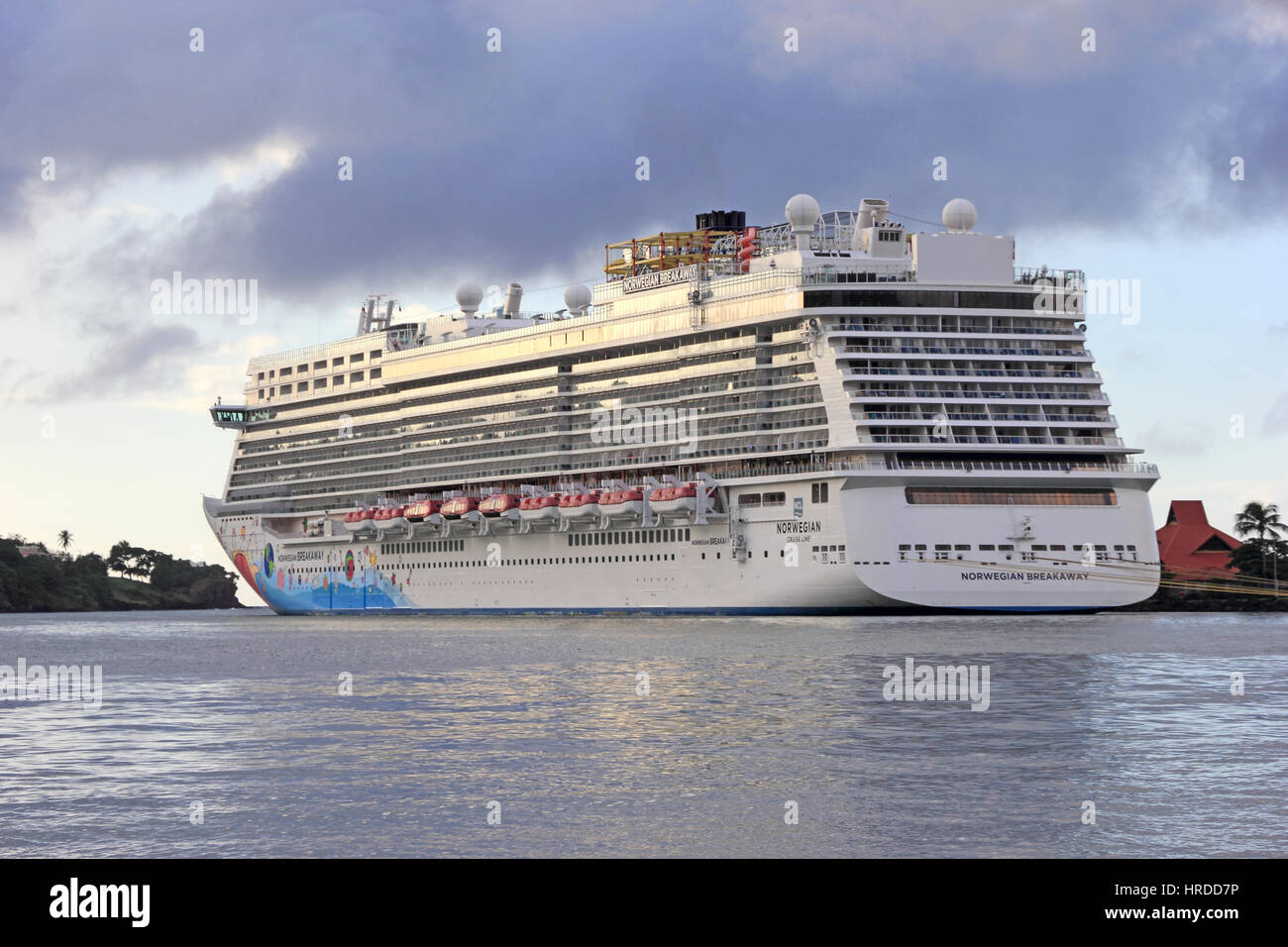 Navire Norwegian Cruise Line Norwegian Breakaway, amarré dans le port, Castries, St Lucia Banque D'Images