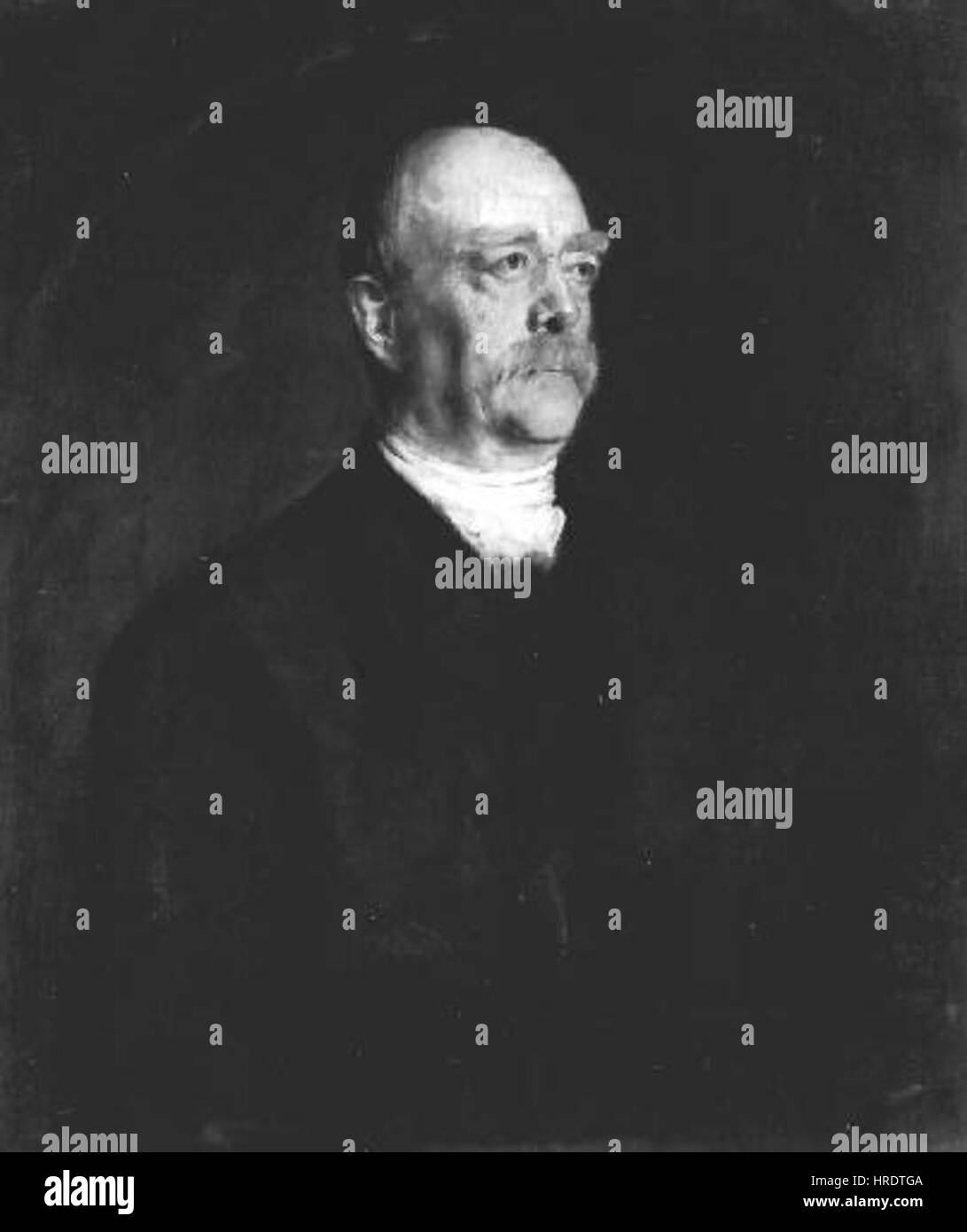 Le portrait d’Otto von Bismarck par Franz von Lenbach est une représentation frappante de l’homme d’État allemand, capturant sa présence et son autorité dirigeantes. L’utilisation de la lumière et de l’ombre par Lenbach, ainsi que ses détails minutieux, soulignent la forte personnalité et l’importance politique de Bismarck. Le portrait est une œuvre emblématique de l’art allemand du XIXe siècle, reflétant l’influence de Bismarck sur l’histoire et la politique allemandes. Banque D'Images