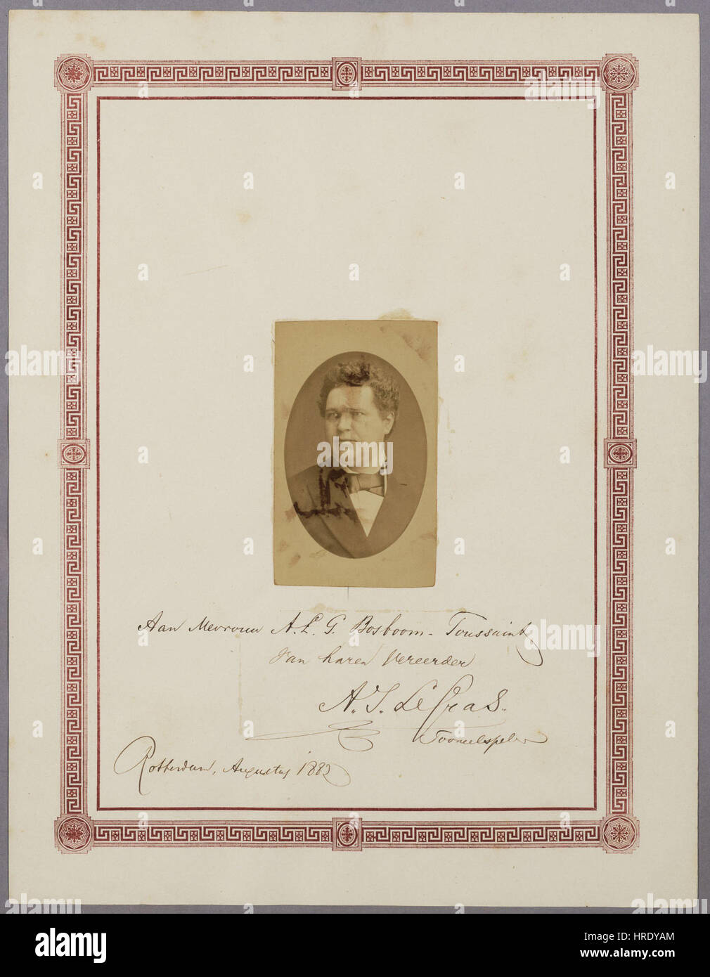 Un « album Amicorum » est un recueil d'entrées manuscrites d'amis et de connaissances, souvent du XVIe au XVIIIe siècle. Ce volume particulier comprend probablement des inscriptions personnelles, des citations et des dessins, mettant en valeur la culture de l'amitié et des échanges intellectuels au début de l'Europe moderne. Banque D'Images