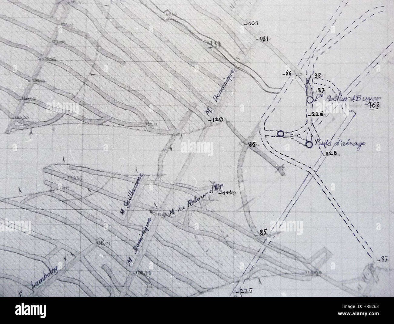 'Puits Arthur-de-Buyer plan du fond' est un plan architectural illustrant le tracé d'une structure souterraine, mettant en évidence une précision détaillée dans la représentation de l'espace et de ses éléments. Banque D'Images