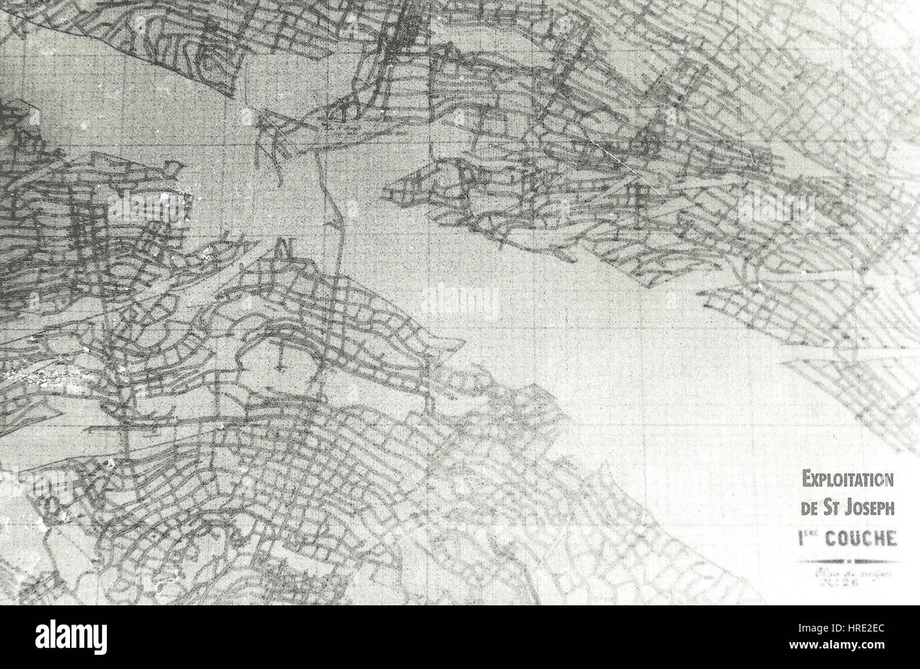 Le « Plan-puits-Saint-Joseph » fait référence à un plan architectural détaillé d’un puits minier, mettant en valeur les avancées techniques et industrielles de l’époque. Il représente une partie importante de l'histoire de l'architecture industrielle. Banque D'Images