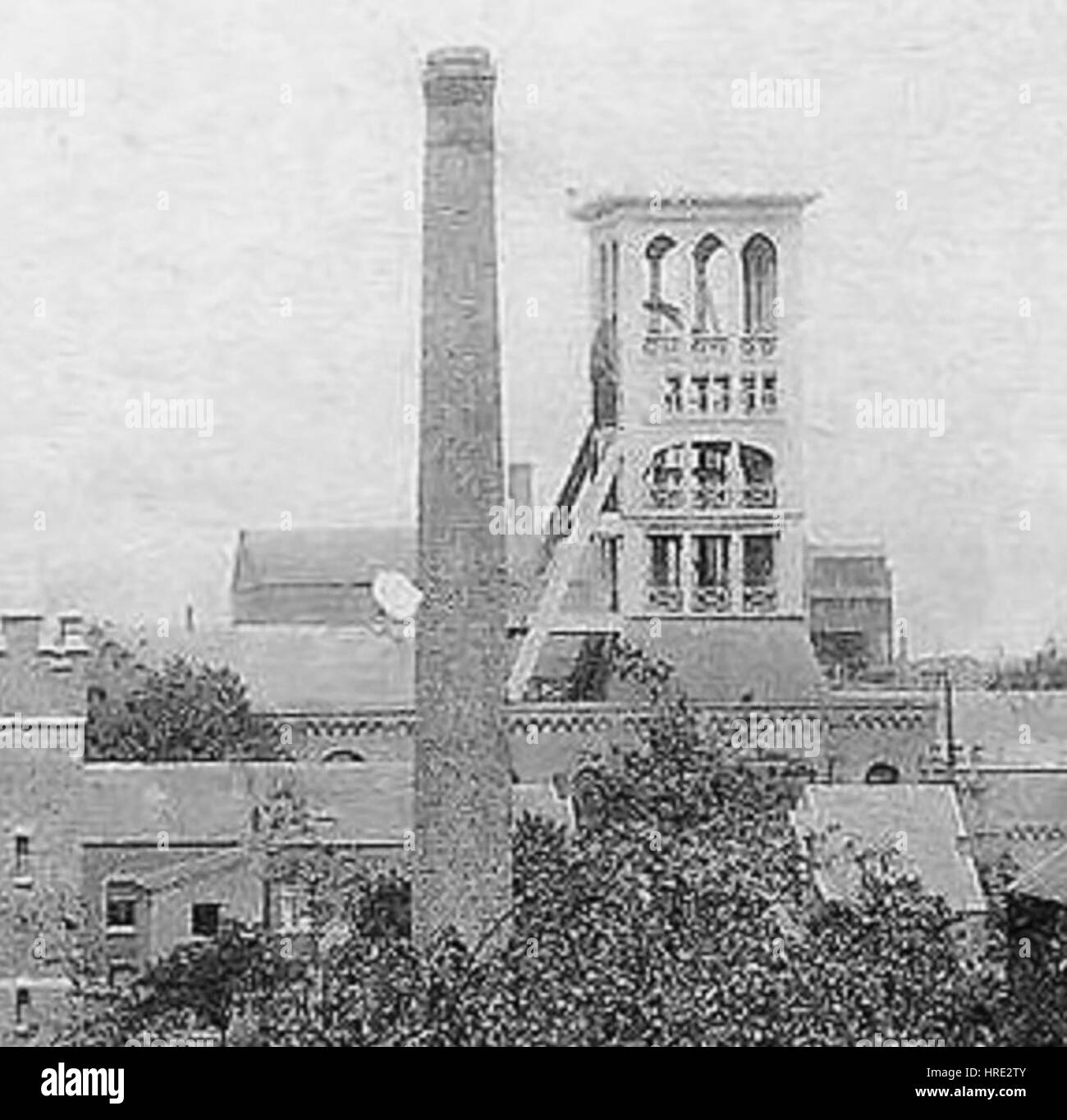 *Micheroux charbonnage* est une œuvre d’art qui explore probablement le thème de l’extraction du charbon. La culture suggère de mettre l'accent sur le processus d'extraction ou l'environnement entourant l'industrie charbonnière, mettant peut-être en évidence des scènes industrielles du XIXe ou du début du XXe siècle. Cela peut faire partie d'une représentation plus large du travail et de l'industrie. Banque D'Images