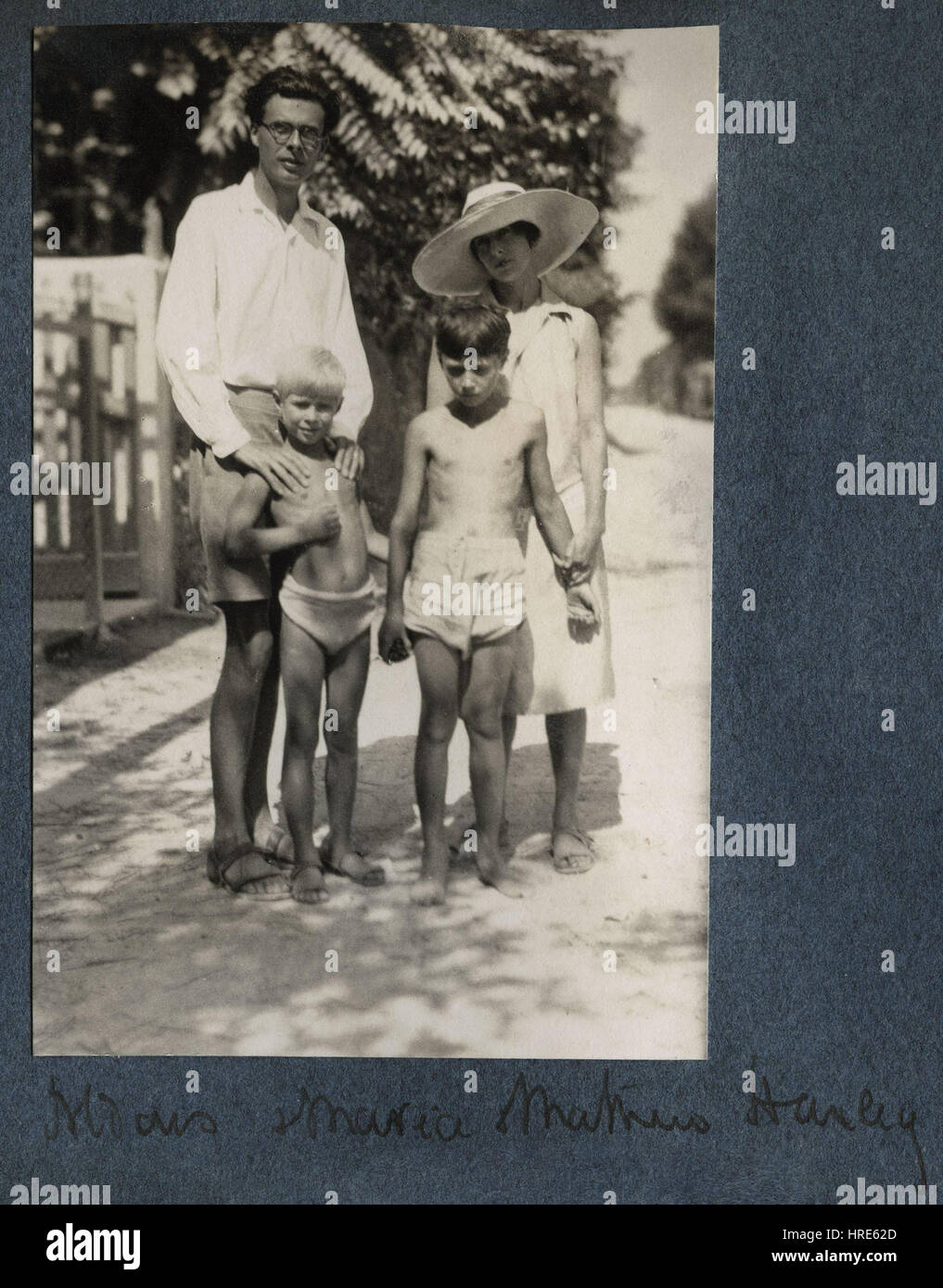 Le portrait de Lady Ottoline Morrell de la famille Huxley capture les personnages importants dans une représentation détaillée et intime. La peinture reflète les liens sociaux et intellectuels de la famille au début du XXe siècle en Angleterre. Banque D'Images