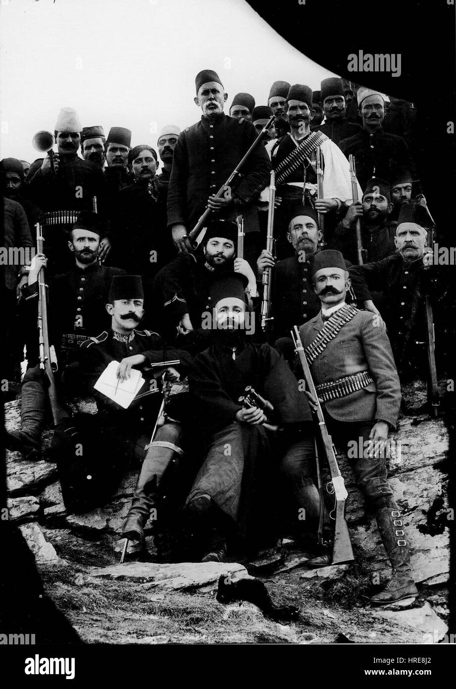 Le tableau représente Germanos Karavangelis avec des officiers turcs, capturant un moment de tension historique en période de conflit. L’œuvre met en évidence les relations complexes entre les différents groupes et l’aspect militaire de la scène. Il reflète l'atmosphère sociopolitique de la période et l'importance des interactions militaires dans l'évolution de l'histoire. Banque D'Images