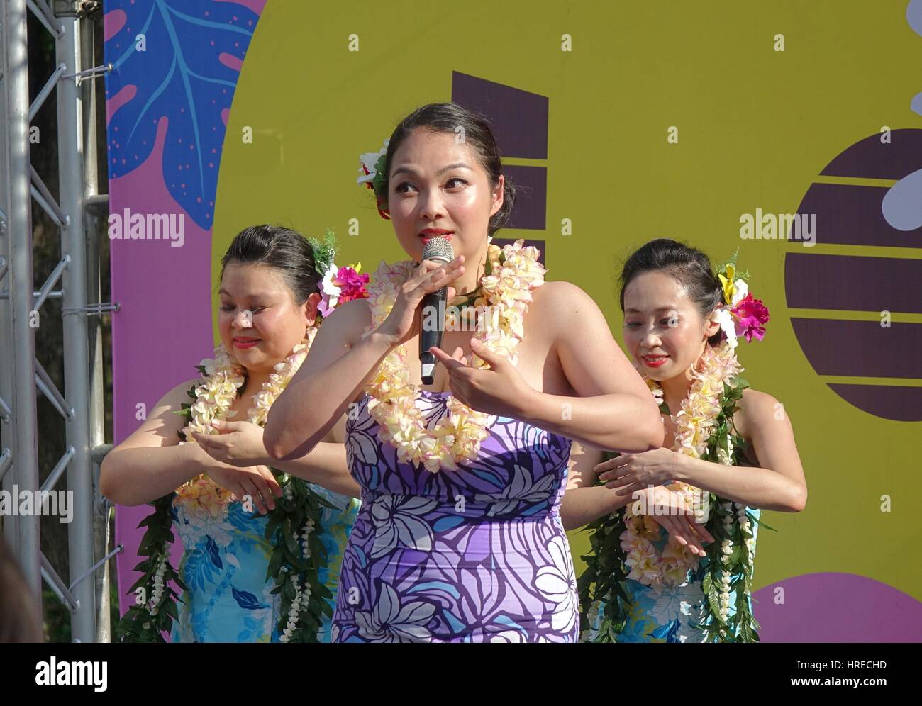 KAOHSIUNG, TAIWAN -- le 23 avril 2016 : un groupe de danseurs non identifiés exécute une danse hawaïenne lors du 1er Festival Ukulele Pacific Rim, un parking extérieur Banque D'Images