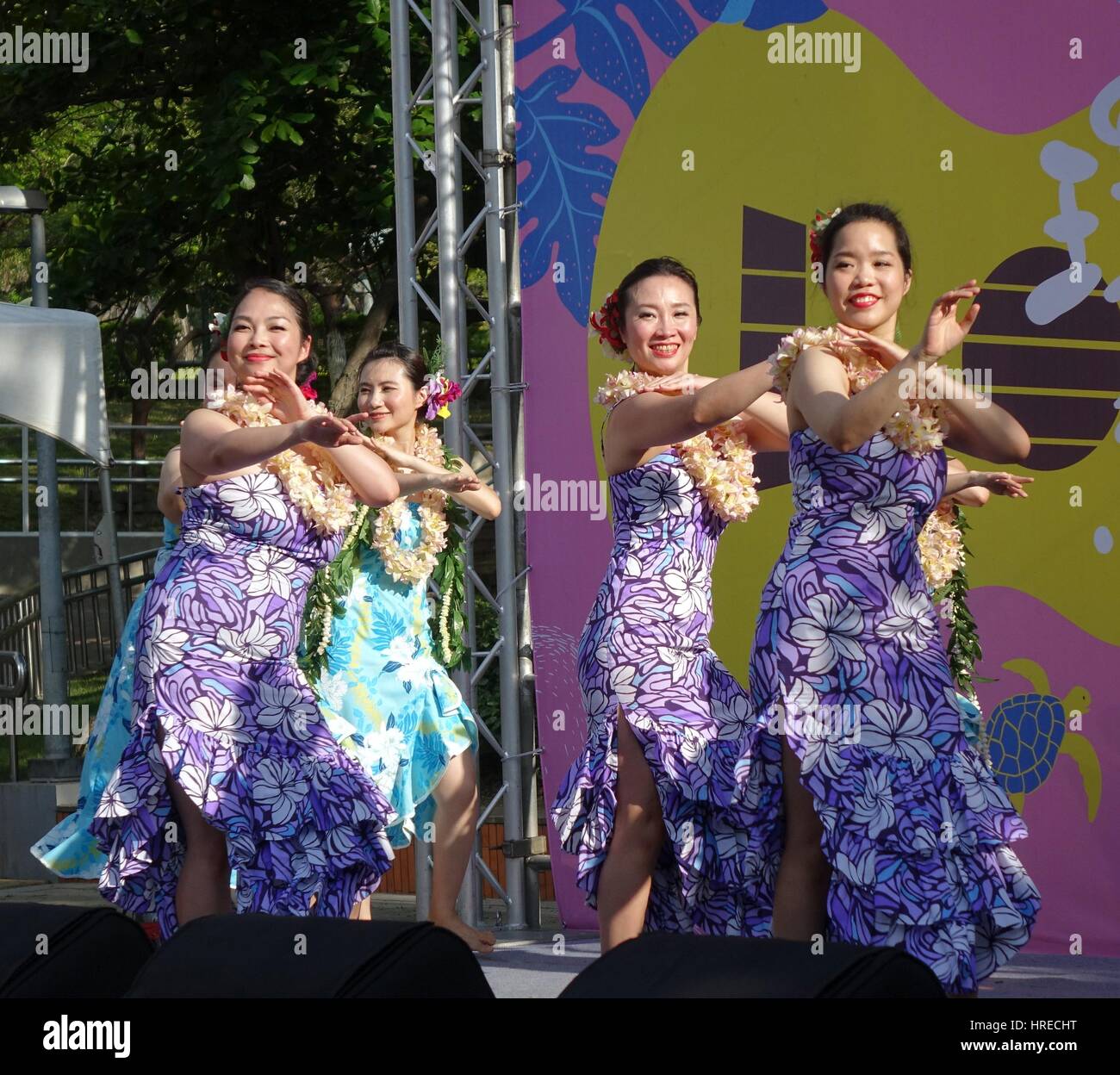 KAOHSIUNG, TAIWAN -- le 23 avril 2016 : un groupe de danseurs non identifiés exécute une danse hawaïenne lors du 1er Festival Ukulele Pacific Rim, un parking extérieur Banque D'Images
