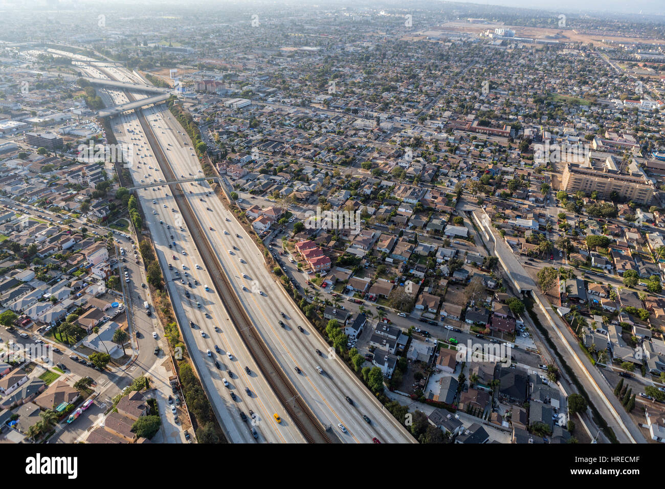 Los Angeles, Californie, USA - 6 août 2016 : Vue aérienne de l'autoroute 105 Siècle de smog dans la luminosité de l'après-midi. Banque D'Images