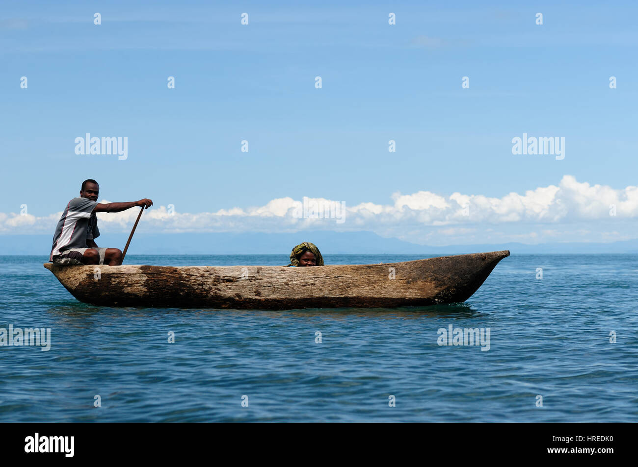 MATEMA, TANZANIE - 29 avril : les autochtones à partir de au-dessus du lac Malawi nager dans le canoë traditionnel fait de l'arbre d'une seule pièce en Tanzanie, mangue Matema Banque D'Images