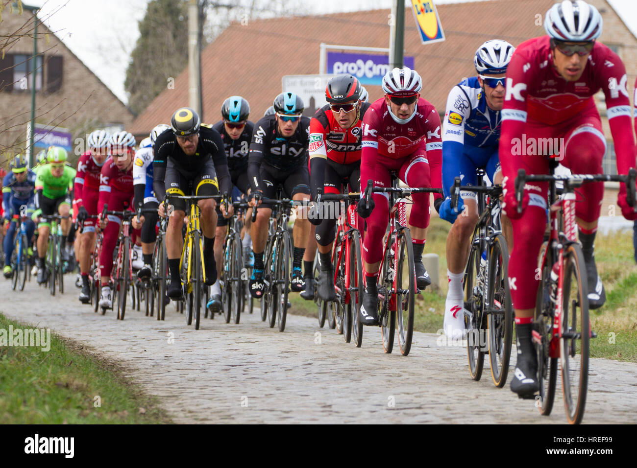 Gand, Belgique - le 25 février : Greg Van Avermaet (BEL) de BMC Racing regarder de l'avant dans le peleton sur le chemin de sa victoire lors de l'Omloop het Nieuwsbl Banque D'Images